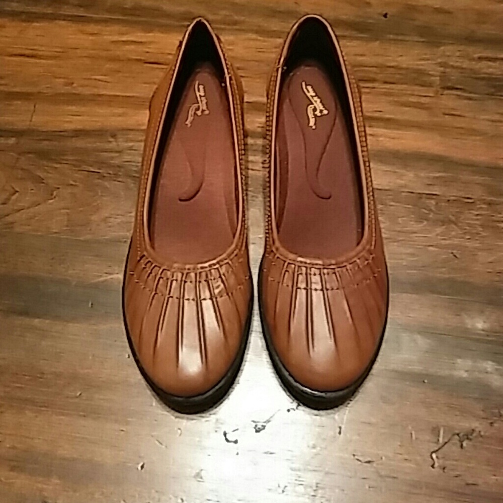 Easy Street Comfort Wave Womens slip on shoes